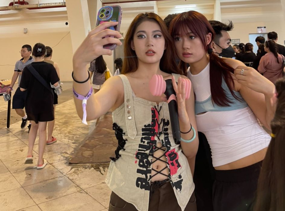 Hai khán giả người Trung Quốc Fancie và Lie mặc ấn tượng đến xem thần tượng.