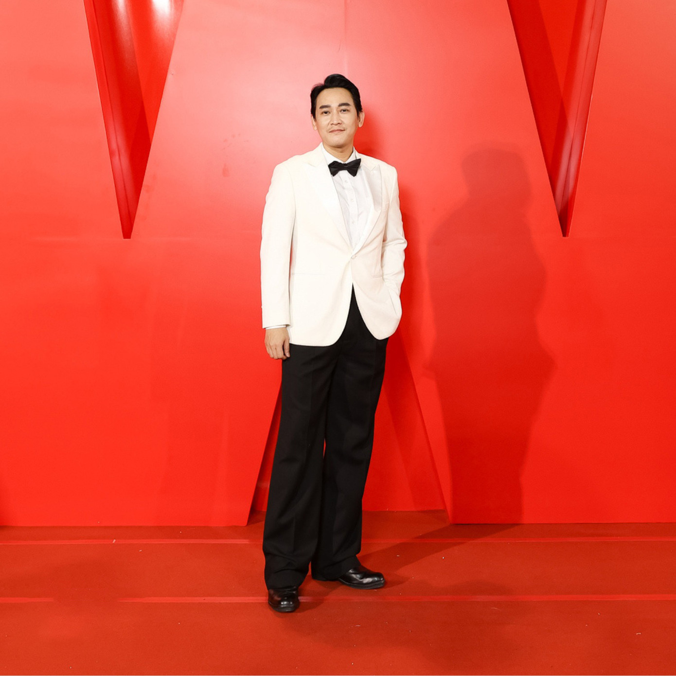 Hứa Vỹ Văn tạo điểm nhấn khi phối vest trắng cùng quần âu đen.