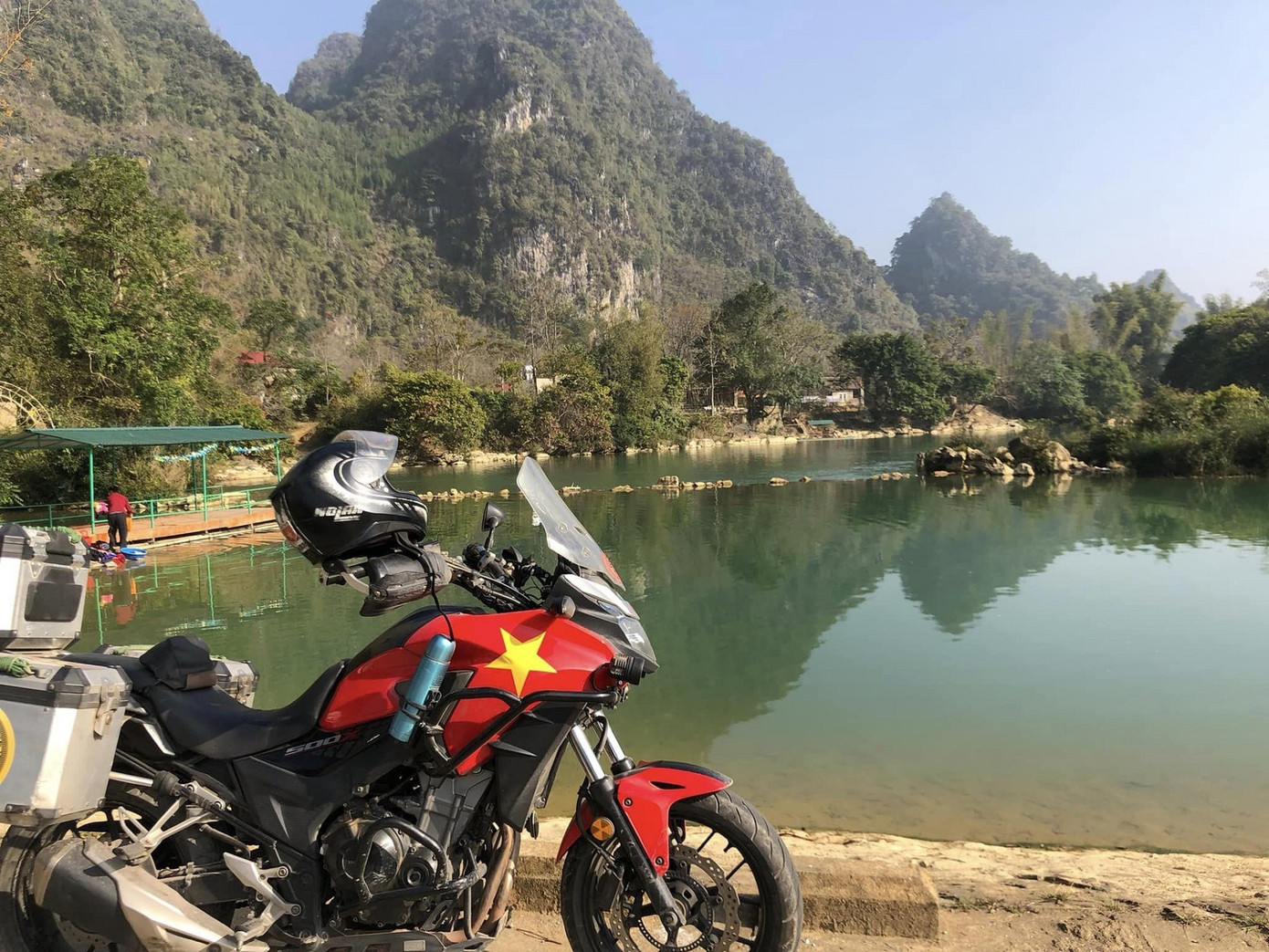 Ông Hùng và chiếc mô tô đồng hành trong nhiều chuyến phượt khắp đất nước.