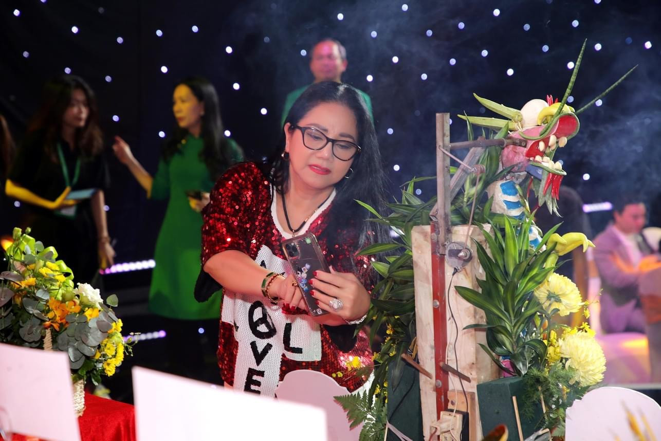 Danh ca Ngọc Ánh một thời nổi tiếng với câu chuyện "dùng túi xốp để đựng tiền đi diễn" lưu giữ khoảnh khắc tại buổi giỗ Tổ sân khấu.