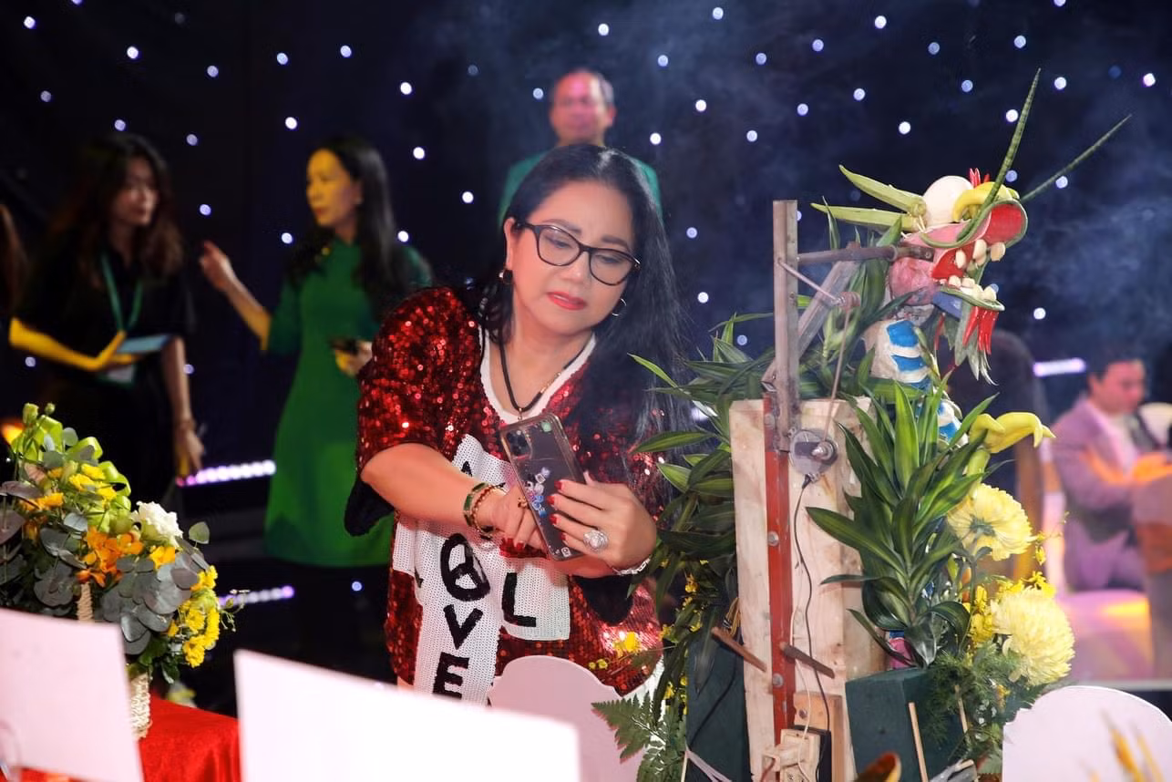 Danh ca Ngọc Ánh một thời nổi tiếng với câu chuyện "dùng túi xốp để đựng tiền đi diễn" lưu giữ khoảnh khắc tại buổi giỗ Tổ sân khấu.