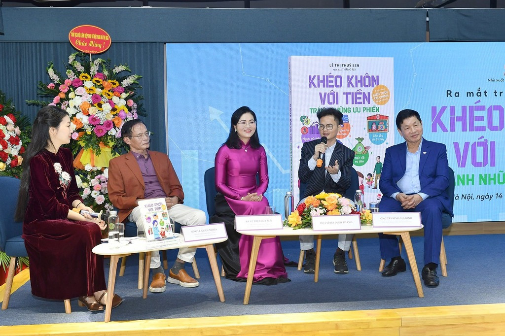 Từ phải qua trái: Ông Trương Gia Bình, họa sĩ Thăng Fly, tác giả Lê Thị Thuý Sen và TS. Lê Xuân Nghĩa tại buổi ra mắt sách.