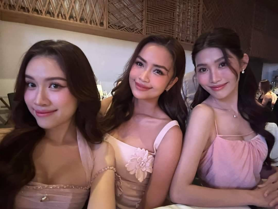 Nhóm "hoa - á hậu" gồm Miss Charm Vietnam Thanh Thanh Huyền, Hoa hậu Hoàn vũ Việt Nam Ngọc Châu và Á hậu Miss Grand Vietnam Quỳnh Châu được khen có vẻ đẹp ngọt ngào khi dự tiệc cưới diễn viên Mùa hè sôi động.