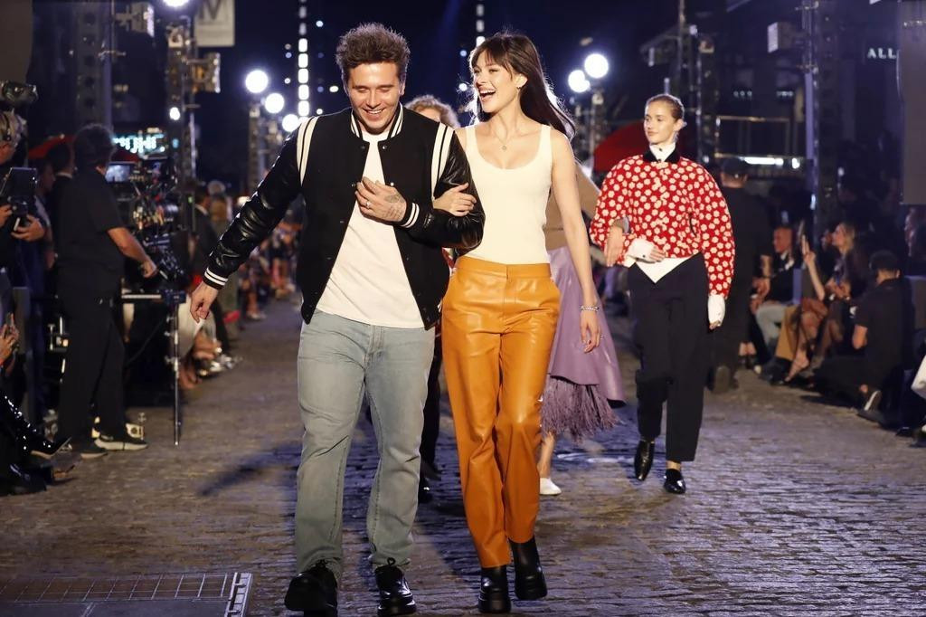 Vợ chồng Brooklyn Beckham gây ấn tượng tại sự kiện thời trang. Vợ chồng Brooklyn Beckham gây ấn tượng tại sự kiện thời trang.