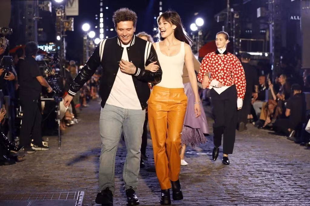 Vợ chồng Brooklyn Beckham gây ấn tượng tại sự kiện thời trang. Vợ chồng Brooklyn Beckham gây ấn tượng tại sự kiện thời trang.