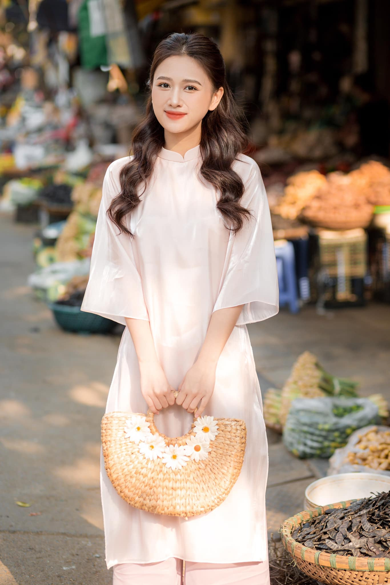 Cô được cộng đồng mạng nhận xét có gương mặt ưa nhìn. Cô thường xuyên đăng những bức ảnh khoe vẻ dịu dàng.