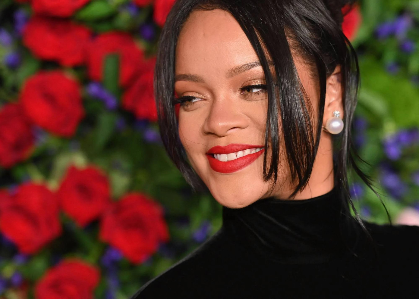 Theo SCMP, Rihanna đã làm việc chăm chỉ để gia nhập hội tỷ phú showbiz. Ở tuổi 34, nữ ca sĩ sở hữu khối tài sản ròng 1,7 tỷ USD, gấp đôi người đứng vị trí thứ hai. Cô kiếm tiền nhờ tiền bản quyền âm nhạc, thương hiệu mỹ phẩm Fenty và dòng nội y Savage x Fenty do LVMH đồng sở hữu. Nữ ca sĩ đang giới thiệu sản phẩm âm nhạc mới sau 6 năm im ắng.