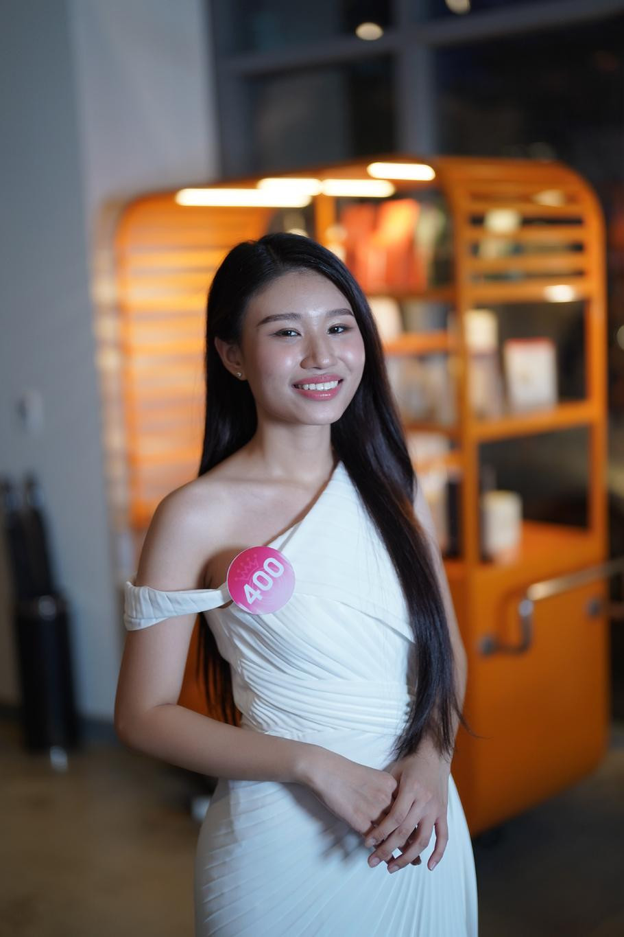 Chiến thắng giải Thí sinh được yêu thích nhất tại đêm chung khảo Hoa hậu Việt Nam 2022, Lê Minh Anh cho biết cô áp lực nhưng đang cố gắng từng ngày để xứng đáng với vị trí top 35 chung cuộc. Cô gái 18 tuổi hiện theo học tại ĐH RMIT TP.HCM và có chứng chỉ tiếng Anh IELTS 7.0.