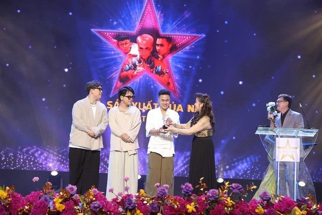 Nhờ thành công của album LINK cùng hàng loạt ca khúc như Người ơi người ở đừng về, See tình... DTAP được vinh danh hạng mục Nhà sản xuất của năm. Nhóm producer nhận cúp từ NSND Hồng Vân, đồng thời gửi lời cảm ơn Hoàng Thùy Linh và những nghệ sĩ tin tưởng hợp tác.