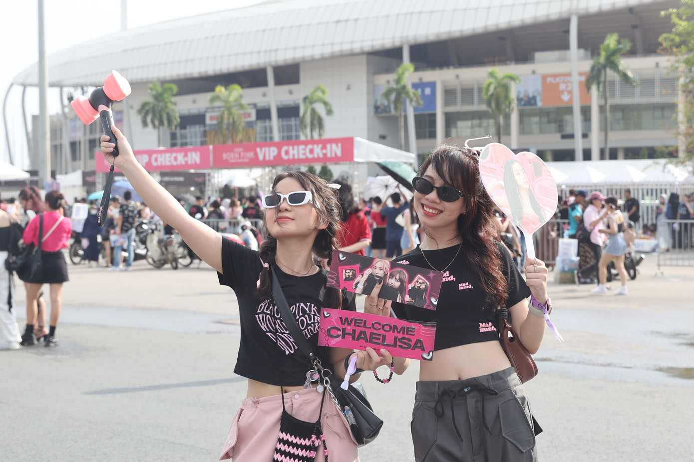 Hai cô gái là fan ruột của BlackPink sẵn sàng xem show với quạt in ảnh thần tượng. Hiện, trang phục áo crop top là trào lưu khi đến xem show idol đến từ Hàn Quốc, từ người nổi tiếng đến những khán giả trẻ đều áp dụng.