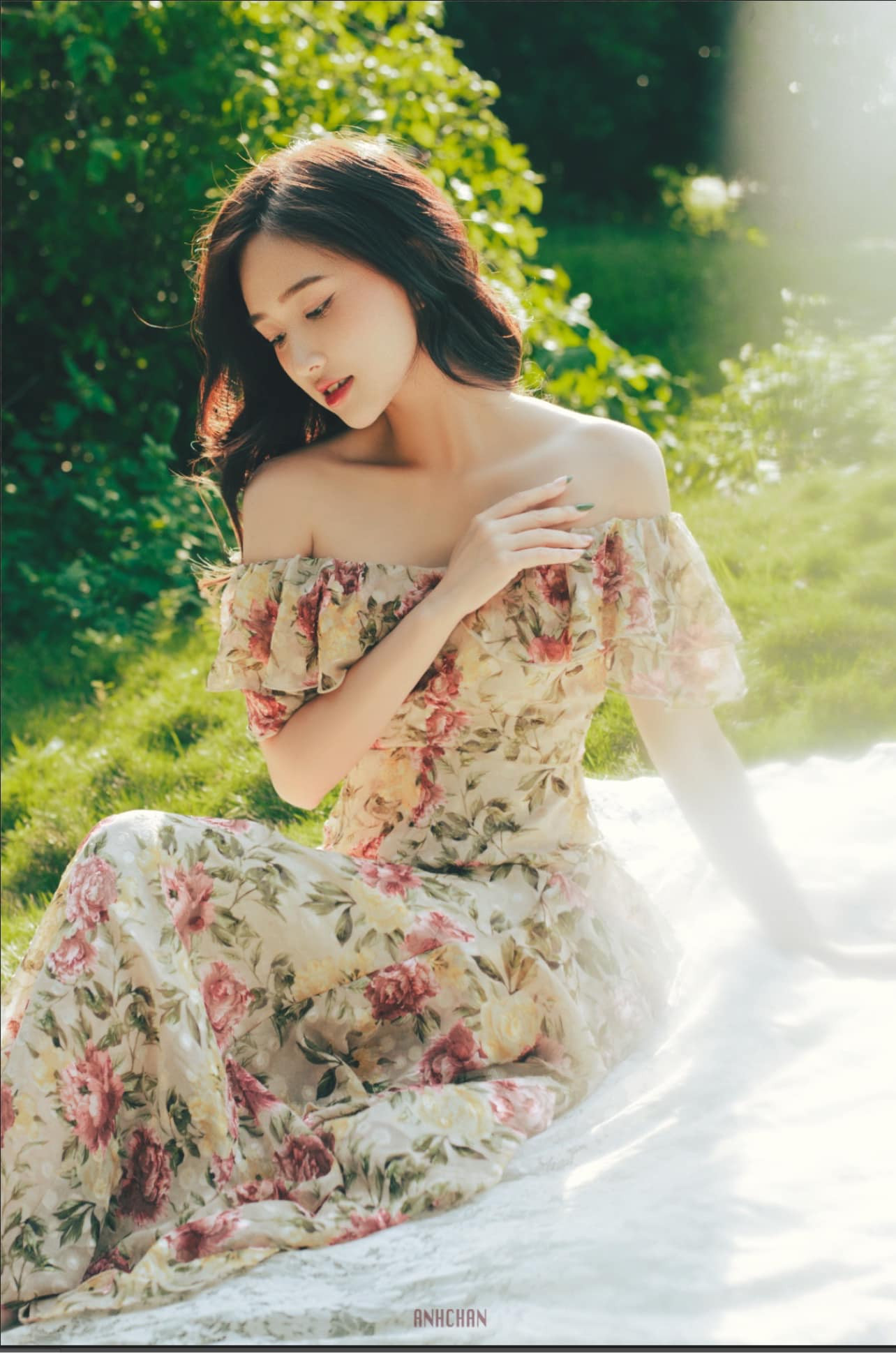 Loạt ảnh trang điểm nhẹ nhàng phong cách nàng thơ của Bùi Thu Hương được bạn bè và người theo dõi khen ngợi. Ngoài làm diễn viên, đóng MV, cô hiện là MC của VTV8.