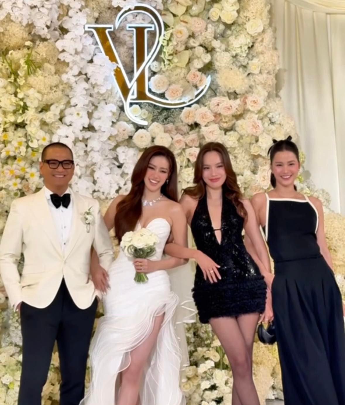 Hoa hậu Lê Hoàng Phương (đầm ngắn) và Á hậu Hương Ly chụp ảnh cùng vợ chồng Khánh Vân - Nguyễn Long trước khi vào trong dự tiệc.