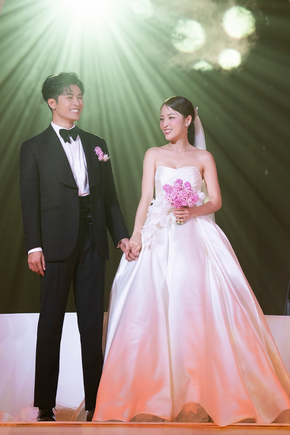 Puka và Gin Tuấn Kiệt thay hai bộ lễ phục trong tiệc cưới tại TPHCM. Puka và Gin Tuấn Kiệt thay hai bộ lễ phục trong tiệc cưới tại TPHCM.