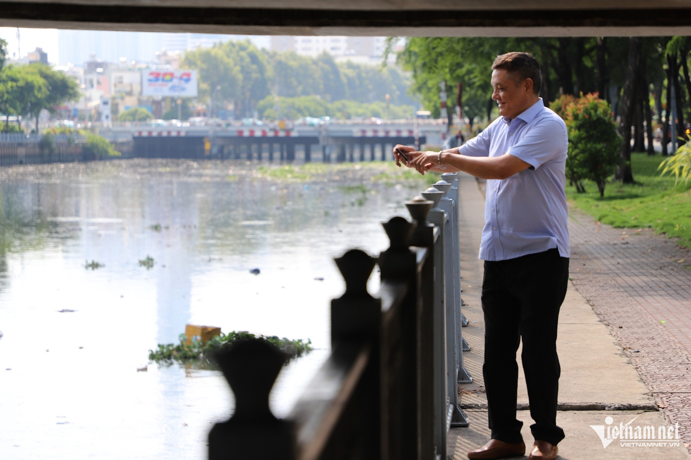 Người dân lấy điện thoại ghi lại cảnh tượng 'lạ' trên kênh Nhiêu Lộc - Thị Nghè. Ảnh: Tuấn Kiệt. Người dân lấy điện thoại ghi lại cảnh tượng 'lạ' trên kênh Nhiêu Lộc - Thị Nghè. Ảnh: Tuấn Kiệt.