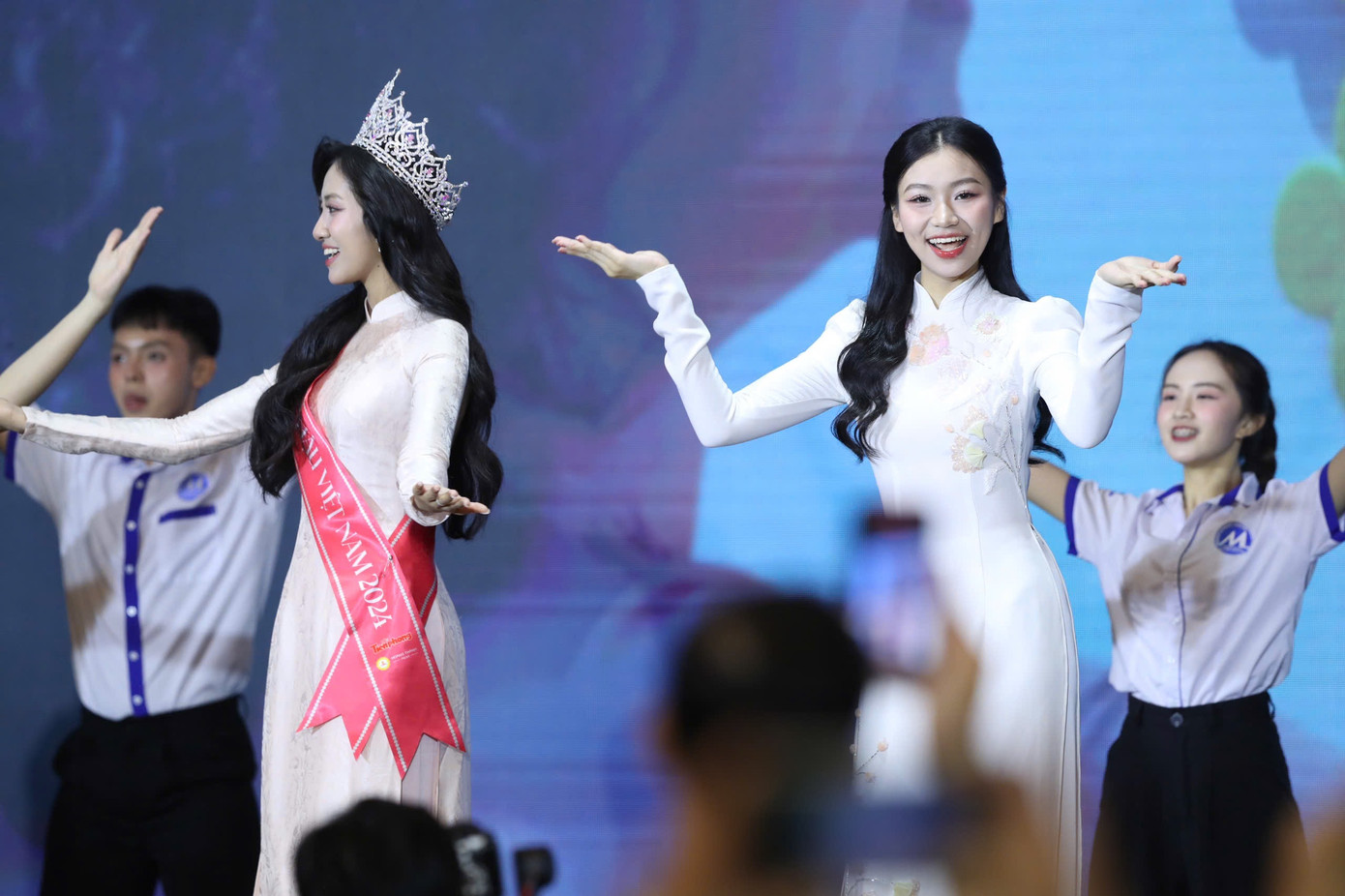 Cũng trong buổi giao lưu cùng sinh viên Đại học Tài chính - Marketing, cô gái đến từ Nghệ An nói cô bị sốc sau đêm chung kết Hoa hậu Việt Nam. &quot;Tôi sốc khi mở mạng xã hội, thấy bản thân được bạn bè, thầy cô và sinh viên UFM đăng bài chúc mừng dù bản thân dừng chân ở top 15. Tôi cảm thấy bất ngờ, biết ơn mọi người khi dành tình cảm cho tôi. Tôi rất biết ơn đại gia đình, tình yêu thương của mọi người. Tôi mong hành trình sau này của bản thân và Hoa hậu Trúc Linh tiếp tục có sự đồng hành của mọi người&quot;, Huyền Cơ nói thêm.