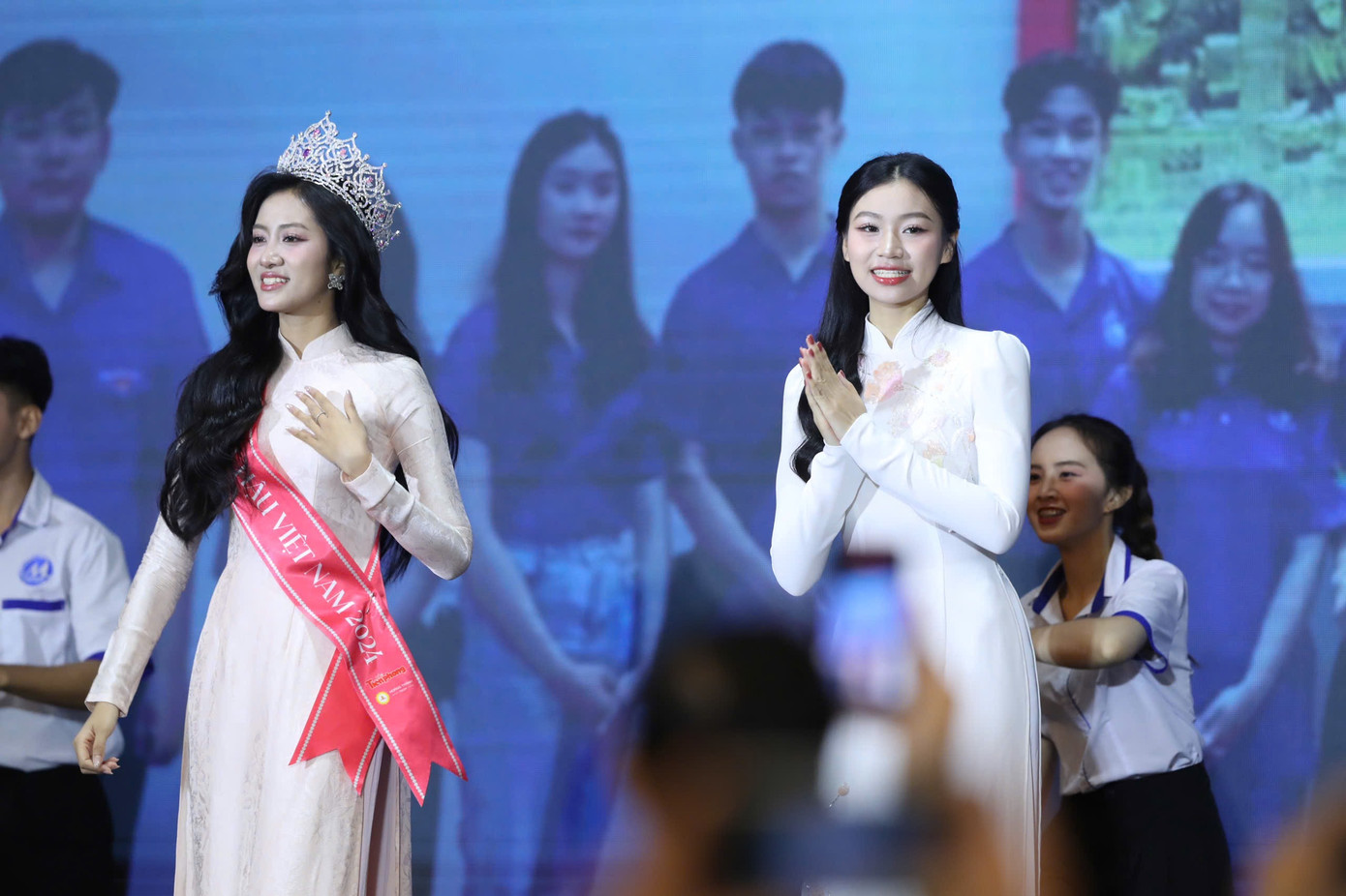 Huyền Cơ nói thêm danh hiệu Á khôi UFM và thành tích Top 15 Hoa hậu Việt Nam 2024 giúp cô thay đổi, năng động và tự tin gặp gỡ nhiều người hơn, đồng thời cải thiện kỹ năng giao tiếp.