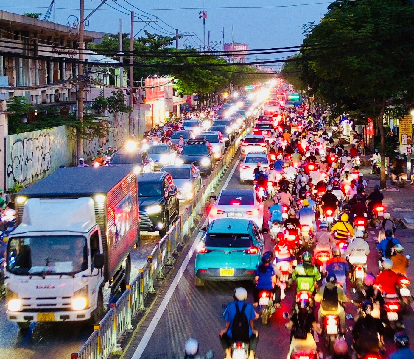 Ngoài ra, Sở GTVT TP đang đẩy nhanh tiến độ các dự án giao thông trọng điểm như cầu Nguyễn Khoái (kết nối quận 7, quận 4 và quận 1), cầu đường Bình Tiên và Thủ Thiêm 4. Trong đó, cầu Thủ Thiêm 4 kết nối từ đường Huỳnh Tấn Phát, đoạn cuối đường Lưu Trọng Lư, băng qua sông Sài Gòn qua bên Khu đô thị mới Thủ Thiêm và kết nối thẳng trục đường đi qua cầu Thủ Thiêm 1, đường Nguyễn Hữu Cảnh. Ngoài ra, Sở GTVT TP đang đẩy nhanh tiến độ các dự án giao thông trọng điểm như cầu Nguyễn Khoái (kết nối quận 7, quận 4 và quận 1), cầu đường Bình Tiên và Thủ Thiêm 4. Trong đó, cầu Thủ Thiêm 4 kết nối từ đường Huỳnh Tấn Phát, đoạn cuối đường Lưu Trọng Lư, băng qua sông Sài Gòn qua bên Khu đô thị mới Thủ Thiêm và kết nối thẳng trục đường đi qua cầu Thủ Thiêm 1, đường Nguyễn Hữu Cảnh.