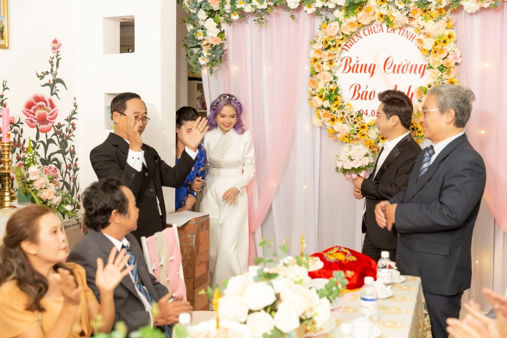 Hình ảnh ca sĩ Bằng Cường và Bảo Anh trong tiệc cưới. Hình ảnh ca sĩ Bằng Cường và Bảo Anh trong tiệc cưới.