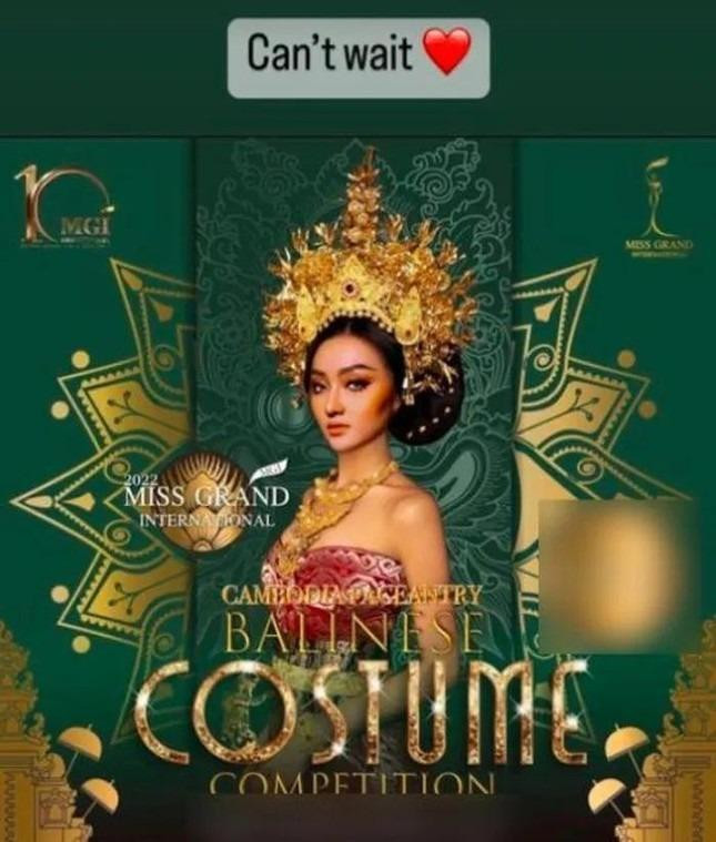 Ngày 11/10, đại diện Campuchia tại Miss Grand International 2022 lên tiếng giải thích và xin lỗi vì hành động ghép gương mặt của mình vào cơ thể của Thùy Tiên. Trước đó, ban tổ chức đăng ảnh Thùy Tiên chụp ảnh diện trang phục truyền thống của Bali để chuẩn bị cho đêm thi Balinese Costume. Cô đã lấy bức ảnh và ghép mặt mình, chế lại tấm hình của đương kim Hoa hậu Hòa bình Quốc tế. Ảnh: Instagram. Ngày 11/10, đại diện Campuchia tại Miss Grand International 2022 lên tiếng giải thích và xin lỗi vì hành động ghép gương mặt của mình vào cơ thể của Thùy Tiên. Trước đó, ban tổ chức đăng ảnh Thùy Tiên chụp ảnh diện trang phục truyền thống của Bali để chuẩn bị cho đêm thi Balinese Costume. Cô đã lấy bức ảnh và ghép mặt mình, chế lại tấm hình của đương kim Hoa hậu Hòa bình Quốc tế. Ảnh: Instagram.