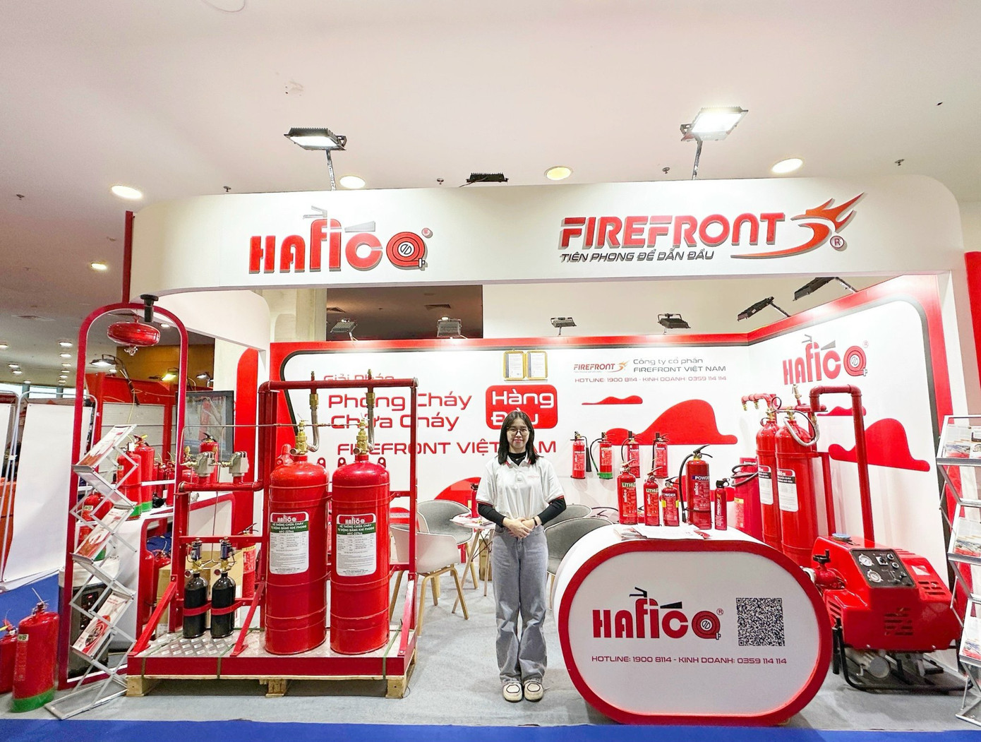 Đầu tiên là dòng sản phẩm bình chữa cháy pin Lithium, sử dụng công nghệ chữa cháy tiên tiến, phù hợp sử dụng đối với những đám cháy có nguồn phát từ pin Lithium như: xe điện, máy tính, pin dự phòng, sản phẩm được thiết kế với nhiều kích cỡ, phù hợp với mọi nhu cầu sử dụng của khách hàng. Bên cạnh đó, Firefront Việt Nam cũng thiết kế và đưa ra thị trường dòng sản phẩm bình chữa cháy mini loại nhỏ, phù hợp để trang bị trên xe ô tô cũng như những khu vực có không gian hạn chế như: nhà bếp, văn phòng nhỏ, hộ gia đình… Đầu tiên là dòng sản phẩm bình chữa cháy pin Lithium, sử dụng công nghệ chữa cháy tiên tiến, phù hợp sử dụng đối với những đám cháy có nguồn phát từ pin Lithium như: xe điện, máy tính, pin dự phòng, sản phẩm được thiết kế với nhiều kích cỡ, phù hợp với mọi nhu cầu sử dụng của khách hàng. Bên cạnh đó, Firefront Việt Nam cũng thiết kế và đưa ra thị trường dòng sản phẩm bình chữa cháy mini loại nhỏ, phù hợp để trang bị trên xe ô tô cũng như những khu vực có không gian hạn chế như: nhà bếp, văn phòng nhỏ, hộ gia đình…