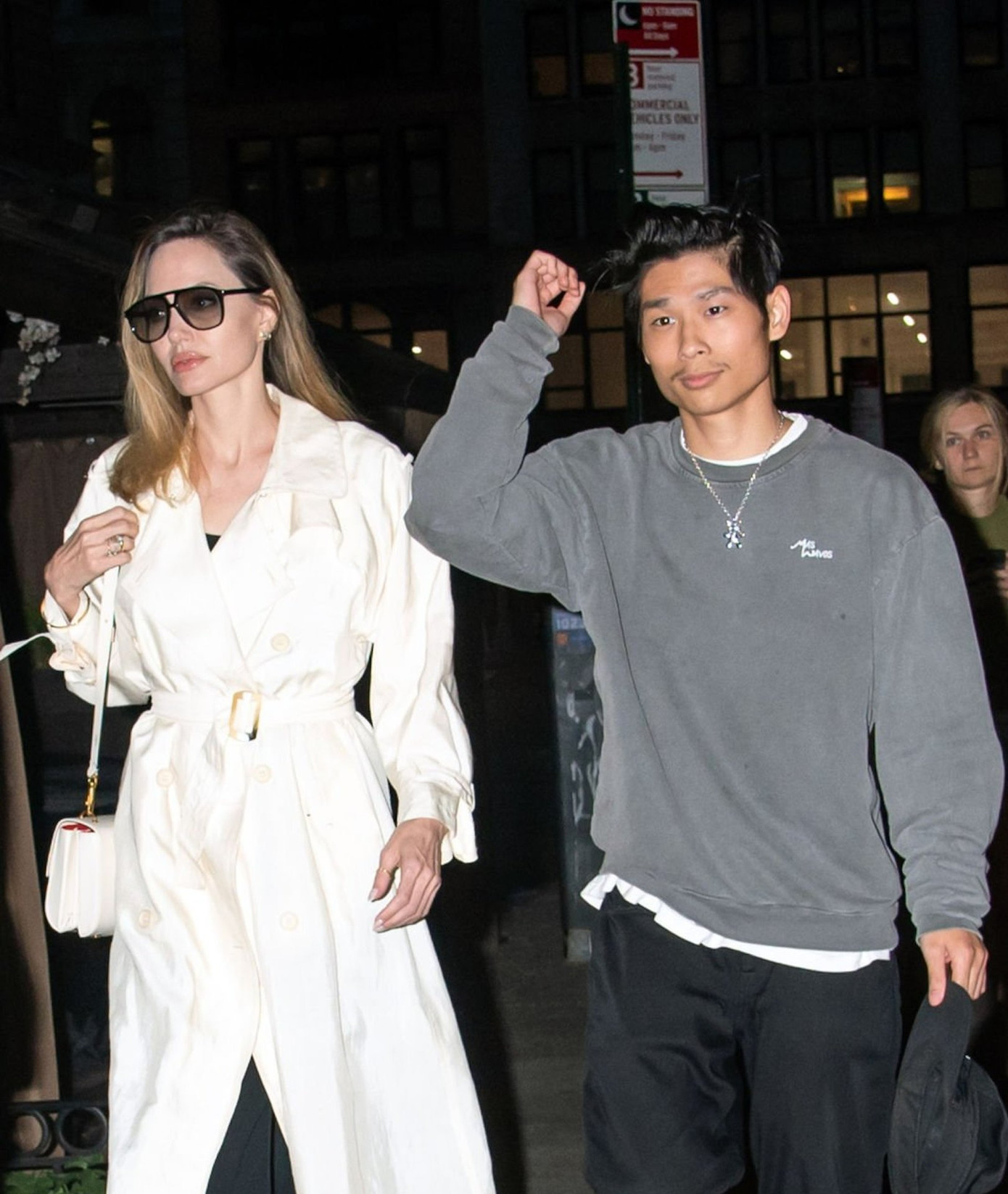 Hiện, Pax Thiên bước qua tuổi 21. Sau 18 năm, con trai nuôi gốc Việt trở thành người gắn bó với Angelina Jolie nhiều nhất. Giới truyền thông thường ghi lại khoảnh khắc Pax Thiên đưa mẹ xuống phố.