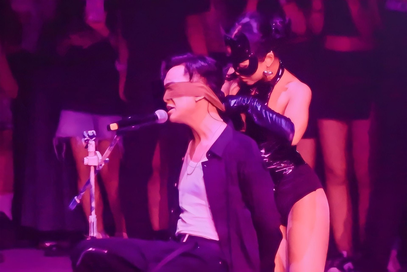 Hình ảnh gợi cảm quá mức trong đêm diễn của nghệ sĩ thuộc nhóm SpaceSpeakers. Hình ảnh gợi cảm quá mức trong đêm diễn của nghệ sĩ thuộc nhóm SpaceSpeakers.