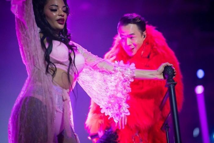 Hình ảnh gợi cảm quá mức trong đêm diễn của nghệ sĩ thuộc nhóm SpaceSpeakers. Hình ảnh gợi cảm quá mức trong đêm diễn của nghệ sĩ thuộc nhóm SpaceSpeakers.