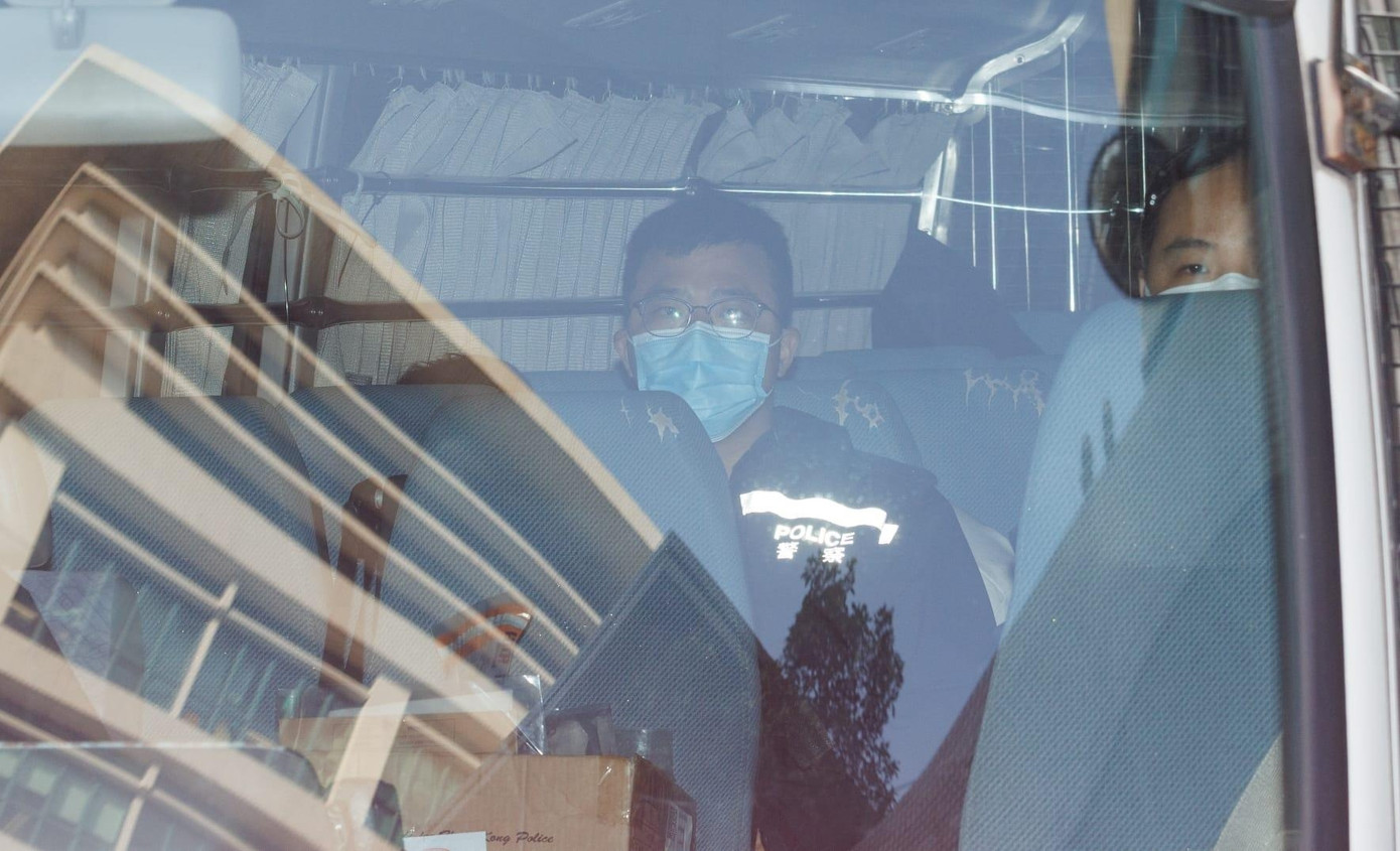 Nghi phạm bị áp giải ra tòa.