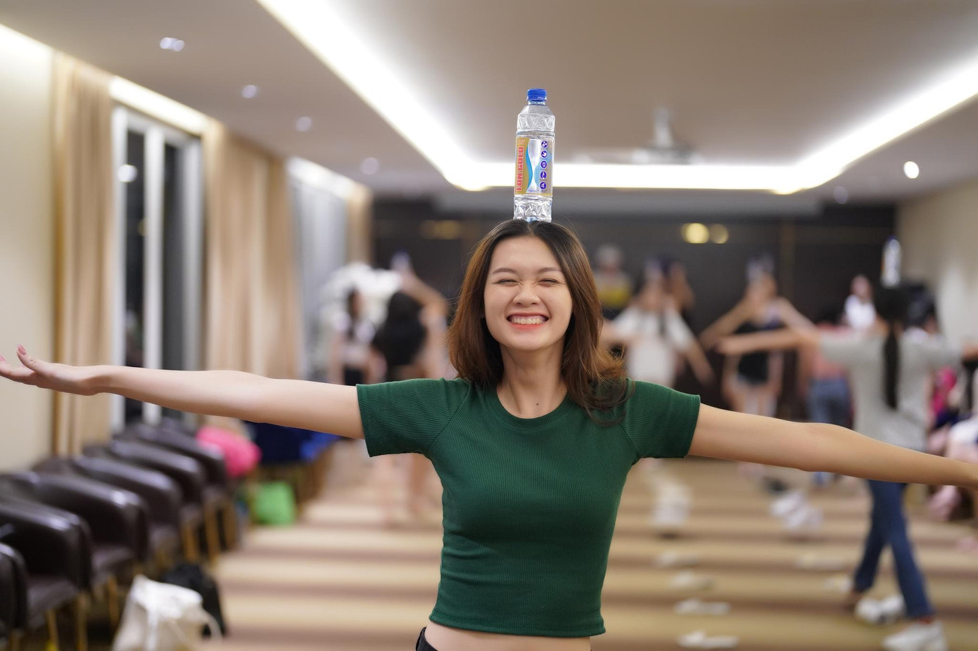 Để giữ thăng bằng, huấn luyện viên catwalk yêu cầu thí sinh giang tay khi biểu diễn. Hồng Điễm - thí sinh có chiều cao 1,78 m - gây chú ý khi giữ thăng bằng tốt đến cuối sàn diễn. Để giữ thăng bằng, huấn luyện viên catwalk yêu cầu thí sinh giang tay khi biểu diễn. Hồng Điễm - thí sinh có chiều cao 1,78 m - gây chú ý khi giữ thăng bằng tốt đến cuối sàn diễn.