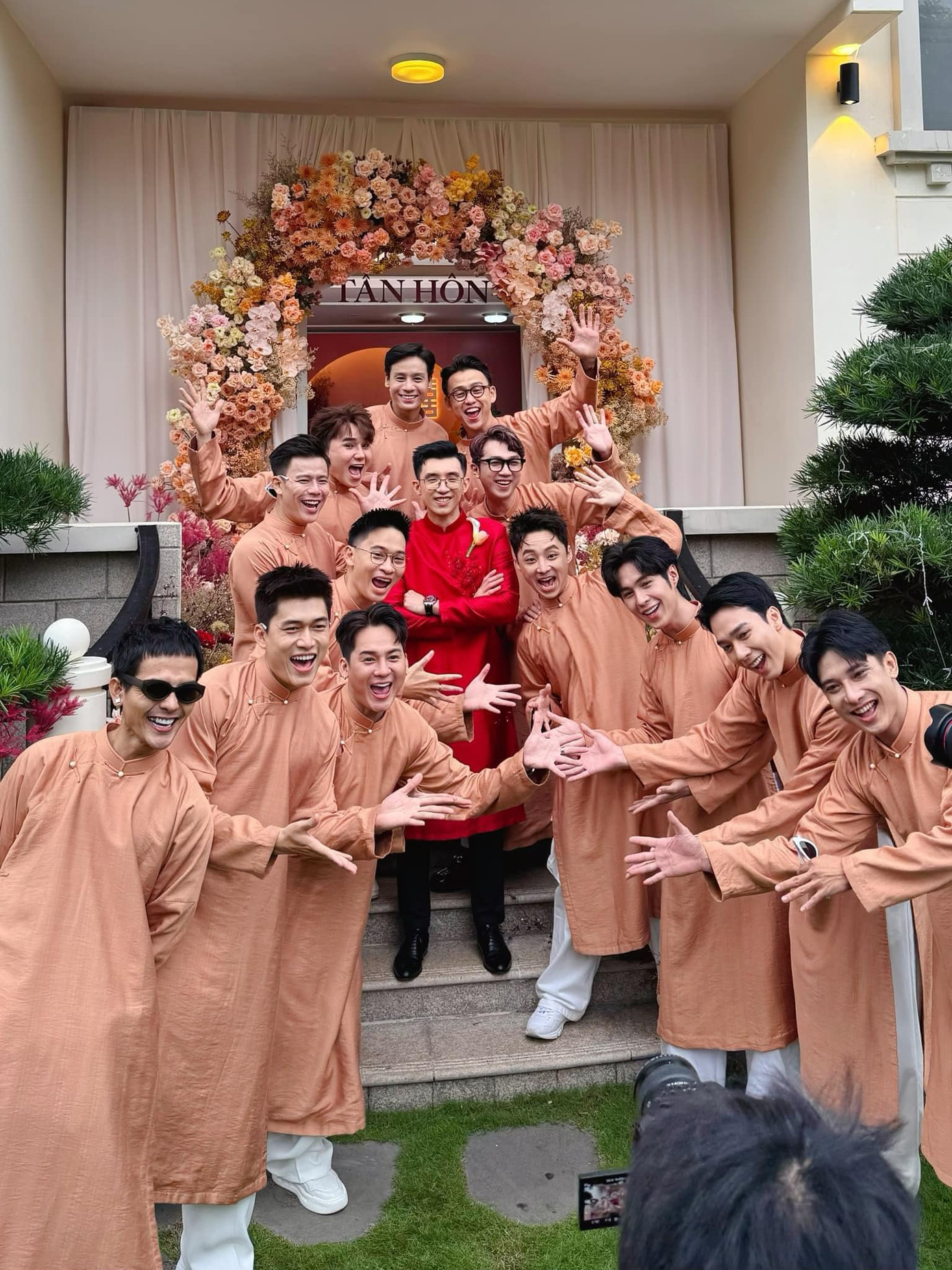 Thiếu gia Minh Đạt và dàn phù rể tạo dáng trước cửa nhà chú rể, trước khi sang nhà cô dâu thực hiện nghi thức trao sính lễ, rước dâu. Thiếu gia Minh Đạt và dàn phù rể tạo dáng trước cửa nhà chú rể, trước khi sang nhà cô dâu thực hiện nghi thức trao sính lễ, rước dâu.