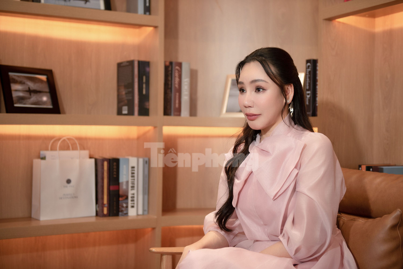 Trở lại showbiz sau khoảng 10 năm không phát hành bất kỳ sản phẩm âm nhạc nào, Hồ Quỳnh Hương nói cô đã gỡ bỏ được khúc mắc, chấp nhận ngoại hình hiện tại của bản thân.