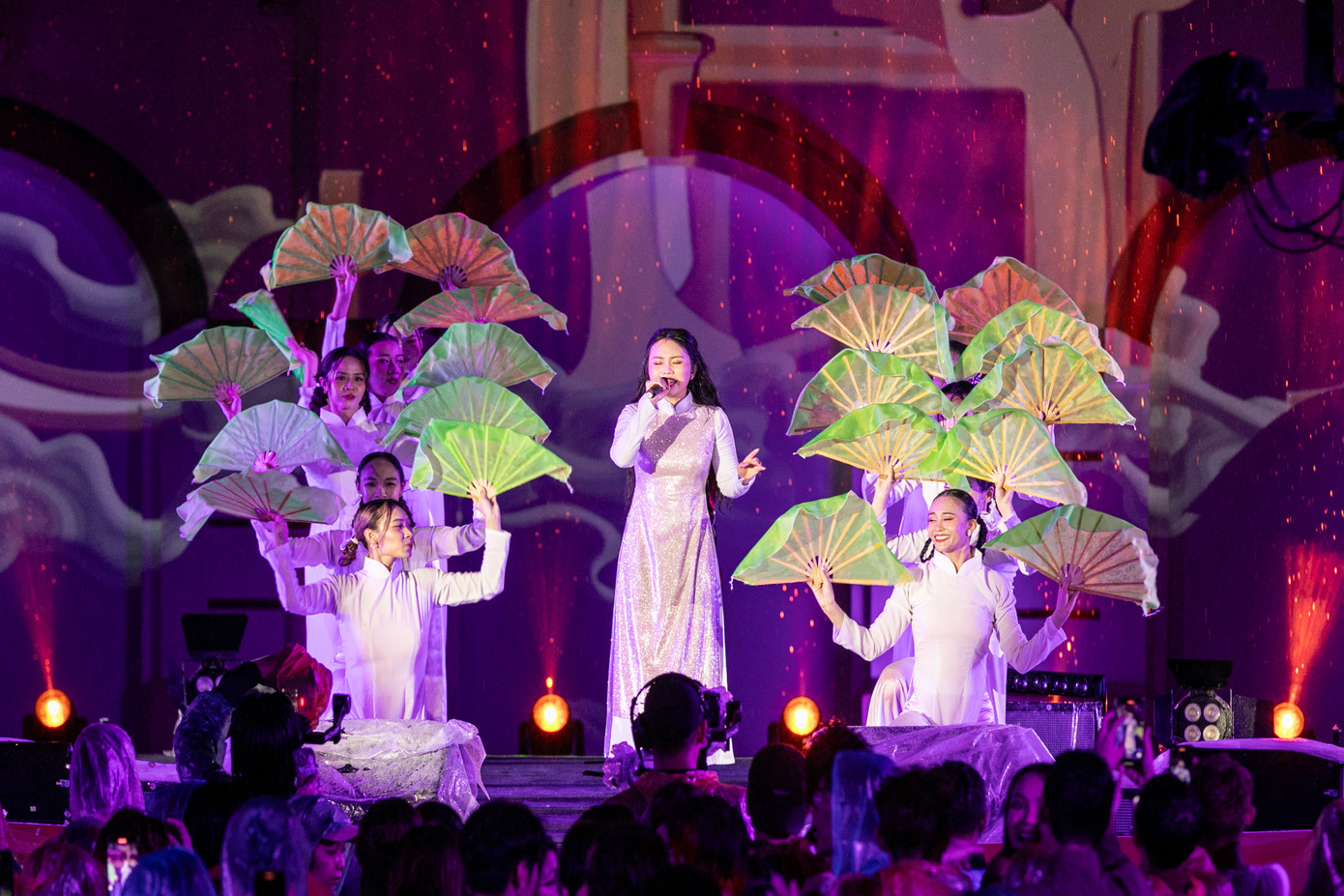 Showcase không bán vé của Phương Mỹ Chi được đầu tư chỉn chu từ phần nghe lẫn phần nhìn. Khả năng hát live của nữ ca sĩ khiến nhiều người bất ngờ. Cô giữ được giọng đến cuối chương trình sau hơn 10 phần trình diễn. Showcase không bán vé của Phương Mỹ Chi được đầu tư chỉn chu từ phần nghe lẫn phần nhìn. Khả năng hát live của nữ ca sĩ khiến nhiều người bất ngờ. Cô giữ được giọng đến cuối chương trình sau hơn 10 phần trình diễn.