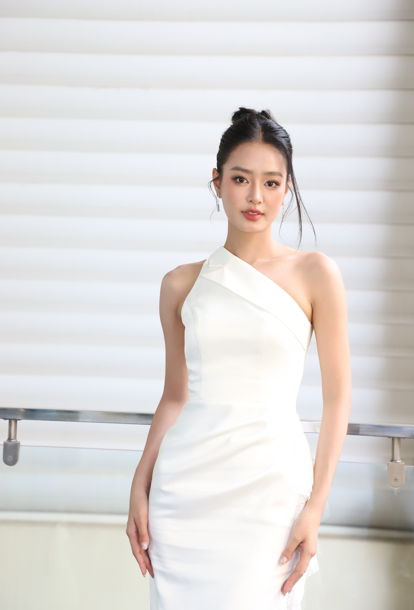 Khánh Linh chia sẻ ban đầu cô sốc vì máy quay, thiết bị thu âm trang bị khắp nhà chung 24/24 giờ. Á hậu 22 tuổi dần thích ứng, cởi mở hơn sau 3-4 ngày tham gia cuộc thi. "Tham gia cùng tôi có Hoa hậu Thu Uyên. Cả hai an ủi, nhắn nhủ nhau giữ hình tượng, nhưng phải hết mình, thể hiện nhiệt huyết tuổi trẻ trong quá trình tham gia game show", cô nói thêm.