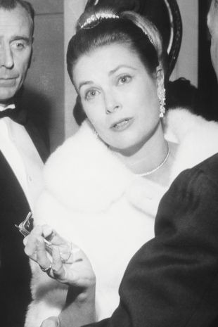 Judy Garland và Grace Kelly không hài lòng với những nhận xét của Công chúa Margaret. Judy Garland và Grace Kelly không hài lòng với những nhận xét của Công chúa Margaret.