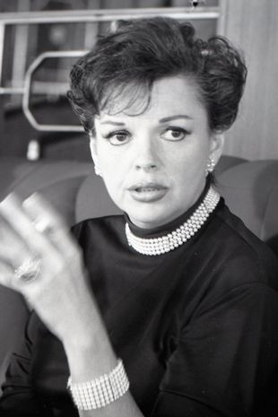 Judy Garland và Grace Kelly không hài lòng với những nhận xét của Công chúa Margaret. Judy Garland và Grace Kelly không hài lòng với những nhận xét của Công chúa Margaret.