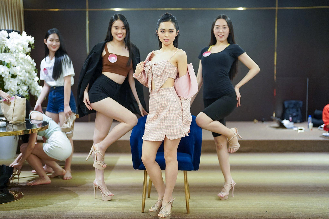 Ngoài tạo dáng đơn, thí sinh được huấn luyện viên Tuyết Như chỉ cách posing nhóm. Điều này giúp các cô gái quen với việc tương tác cùng bạn diễn, bỏ túi kỹ năng để sau này chụp ảnh top 3 sau đăng quang, làm việc cùng nhãn hàng.