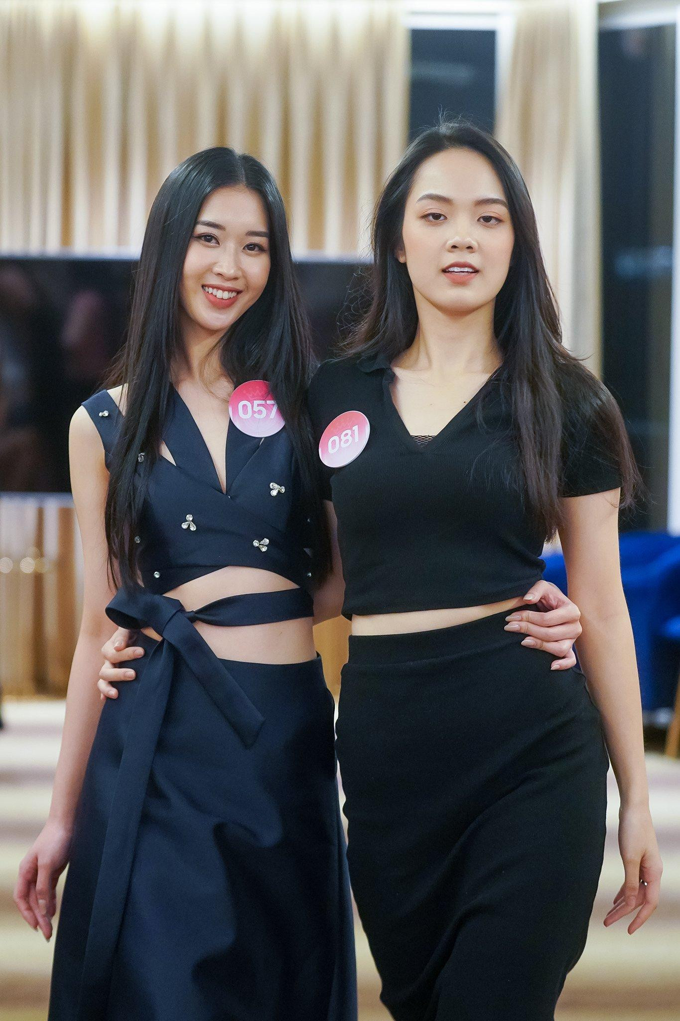 Thí sinh Hoa hậu Việt Nam 2022 có lợi thế chiều cao và gương mặt chưa qua chỉnh sửa. Trong ảnh, Linh Thu và cô gái nhỏ tuổi nhất cuộc thi Gia Hân