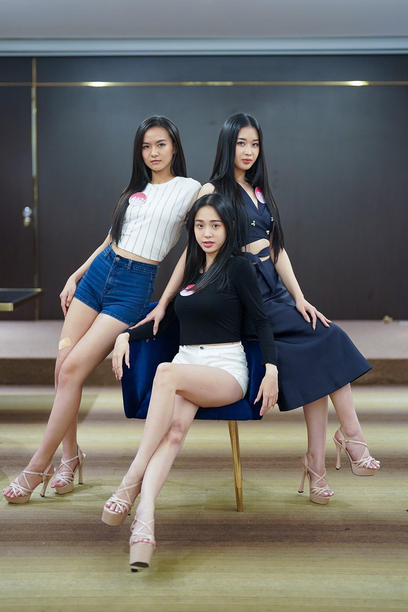 Các cô gái thuộc nhóm Ngọc Thảo đồng đều về chiều cao. Bộ ba biết cách tạo dáng ăn ý và phối hợp từ biểu cảm gương mặt, động tác tay và kiểu dáng đôi chân.