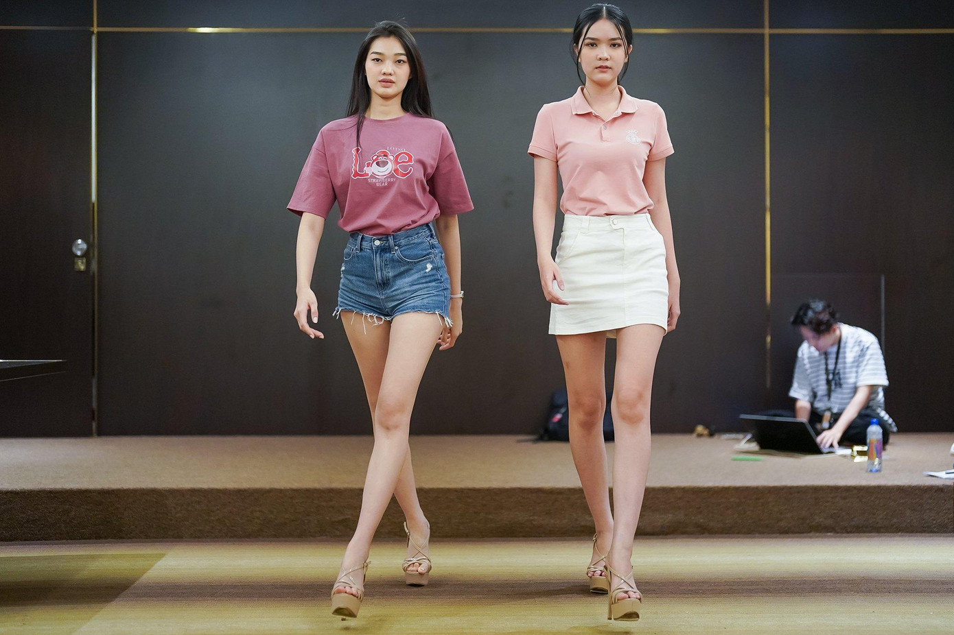 Tạo dáng là một trong những bài học quan trọng trong quá trình đào tạo thí sinh Hoa hậu Việt Nam 2022. Các cô gái 18, đôi mươi được học những kỹ năng từ cơ bản đến nâng cao cùng huấn luyện viên chuyên nghiệp như Á hậu Tuyết Như, biên đạo Khoa Nguyễn, đạo diễn catwalk Hưng Phúc... Sau thời gian, các thí sinh dần thay đổi và tự tin trước ống kính. Trong ảnh là thí sinh Bé Quyên và Phương Thy.