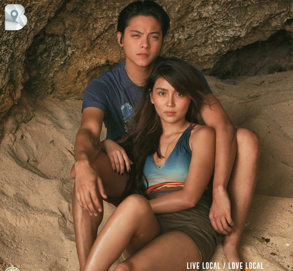 Kathryn Bernardo và Daniel Padilla hẹn hò từ năm 2012, khi đó nữ diễn viên chỉ 16 tuổi. Hai người gắn bó từ màn ảnh đến đời thực hơn 10 năm, được mệnh danh là đôi tiên đồng - ngọc nữ đẹp nhất Philippines. Họ cùng đóng những bộ phim như Trò đùa của số phận, Hãy tin em thêm lần nữa, Hẹn ước tình yêu, góp mặt trong nhiều dự án quảng cáo. Thông tin cặp diễn viên tan vỡ khiến nhiều người tiếc nuối.