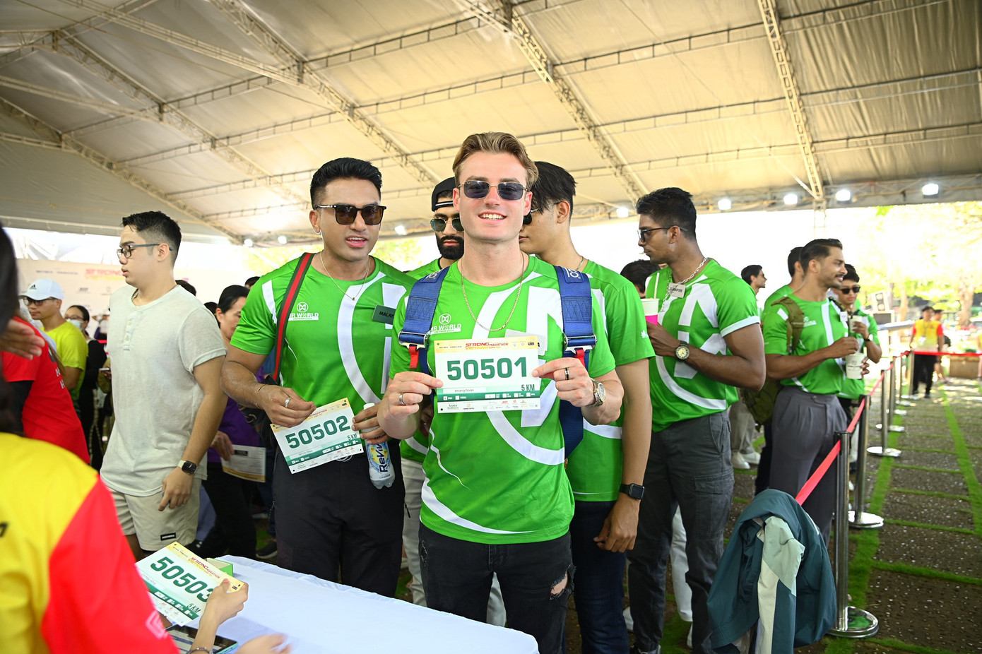 Dàn nam vương cuộc thi Mr World nhận số báo danh.