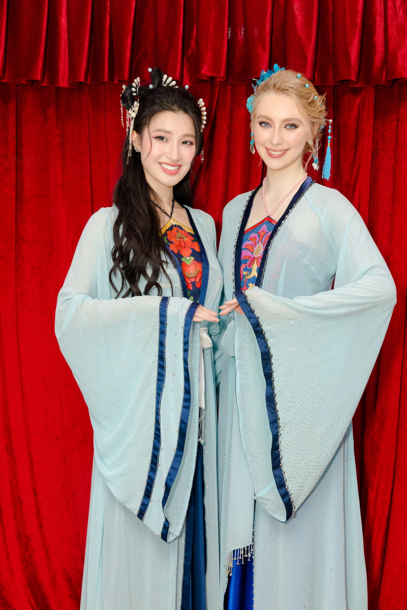 Phương Nhi và Jasmin Selberg đọ sắc trong trang phục lấy cảm hứng từ Thúy Vân - Thúy Kiều. Phương Nhi và Jasmin Selberg đọ sắc trong trang phục lấy cảm hứng từ Thúy Vân - Thúy Kiều.