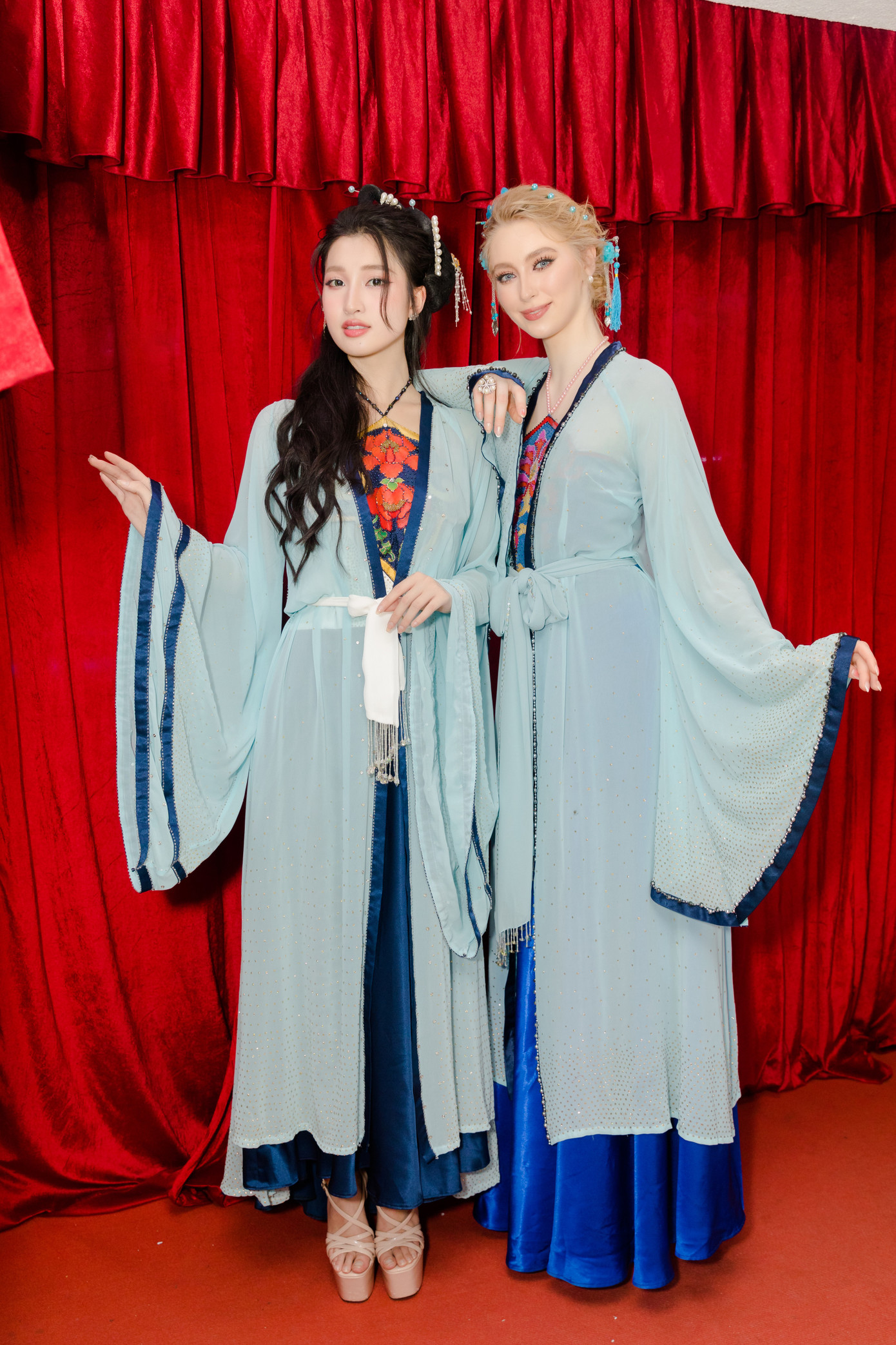 Phương Nhi và Jasmin Selberg đọ sắc trong trang phục lấy cảm hứng từ Thúy Vân - Thúy Kiều. Phương Nhi và Jasmin Selberg đọ sắc trong trang phục lấy cảm hứng từ Thúy Vân - Thúy Kiều.