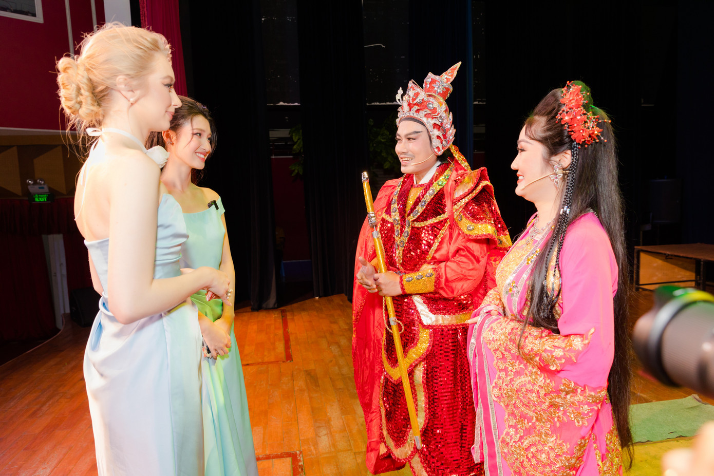 Hoa hậu Quốc tế giao lưu cùng diễn viên cải lương sau khi xem diễn. Hoa hậu Quốc tế giao lưu cùng diễn viên cải lương sau khi xem diễn.