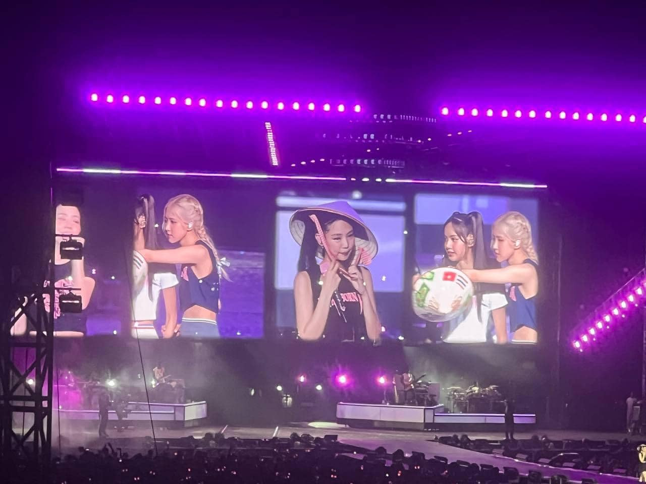 Cảnh Jennie đội nón lá, Rosé xách nón trên tay, lay người Lisa chụp tại sân khấu được chia sẻ mạnh. Nhiều người bình luận hài hước khung cảnh không khác gì ngoài đồng áng. Bốn thành viên hóa &quot;thôn nữ miền Tây&quot; khi sang Việt Nam. Ảnh: FC BlackPink VN.