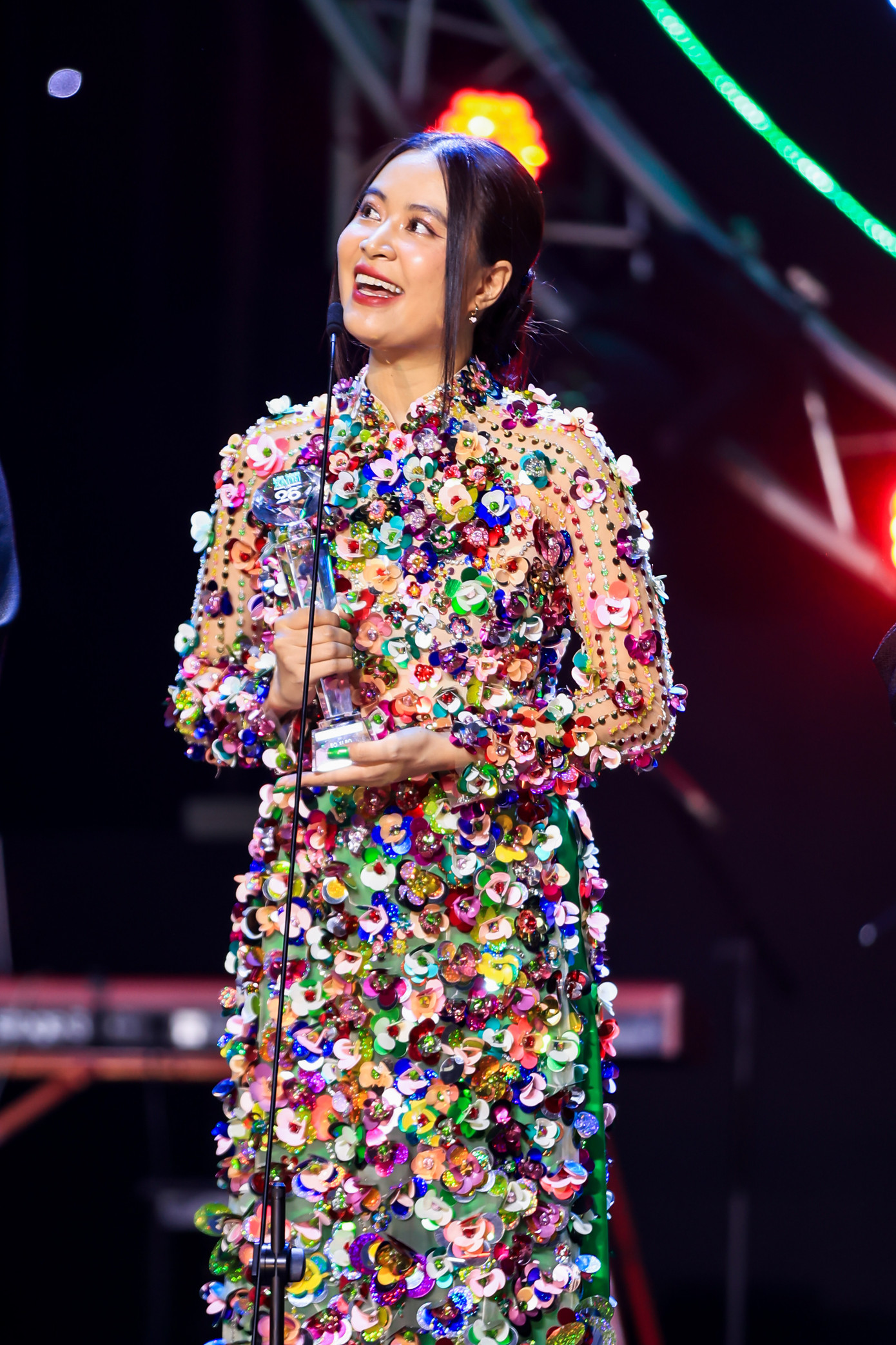 Đạo diễn Đinh Hà Uyên Thư và ca sĩ Hoàng Thùy Linh thắng giải MV của năm với Bo xì bo. Hoàng Thùy Linh chia sẻ cô không dám tin bản thân nhận giải vì sản phẩm khác trong danh sách đề cử đều xuất sắc (Vũ trụ có anh, Đại minh tinh, Hit me up và Thị Mầu).