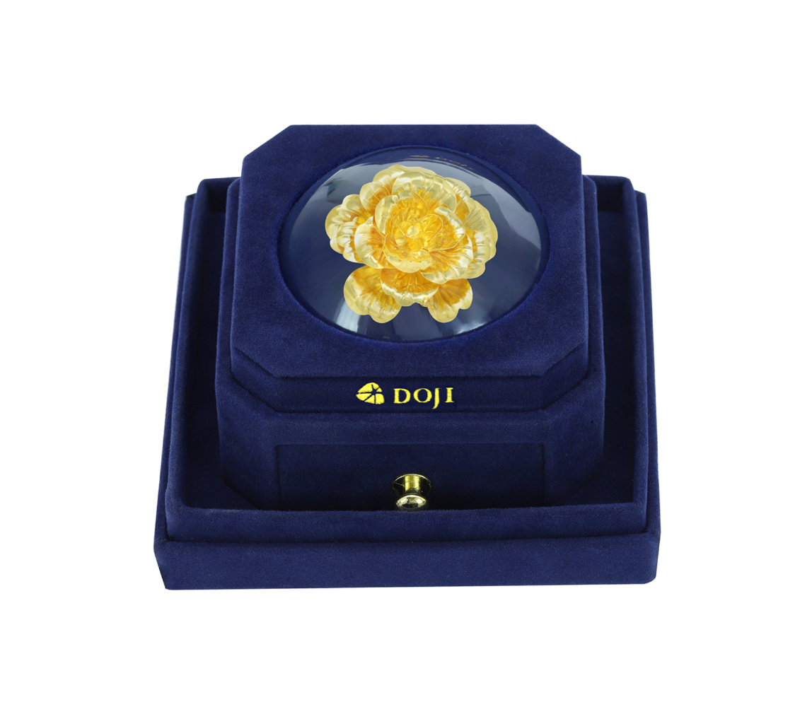 Bông hoa hồng mạ vàng 24K đắt khách dịp lễ 20/10. Ảnh: Vàng bạc Phú Thành.