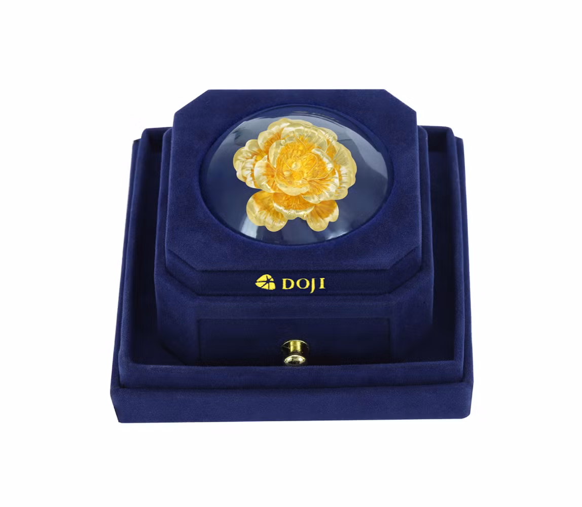 Bông hoa hồng mạ vàng 24K đắt khách dịp lễ 20/10. Ảnh: Vàng bạc Phú Thành.