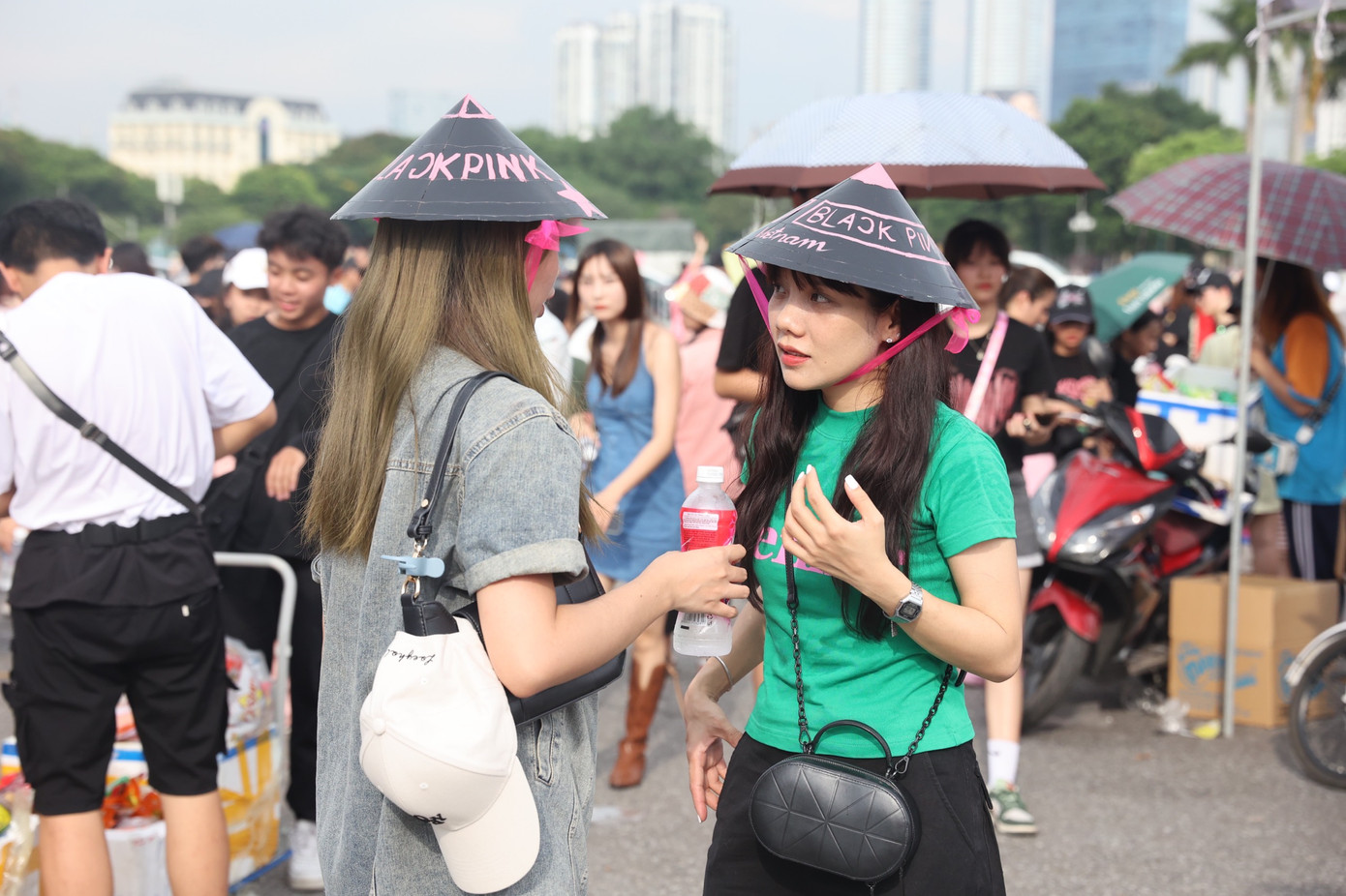 Phụ kiện nón lá BlackPink đắt hàng tại khu vực trước sân vận động Mỹ Đình. Từ sáng nay, hình ảnh BlackPink đội nón lá biểu diễn đêm 29/7 được chia sẻ rộng trên nhiều diễn đàn.