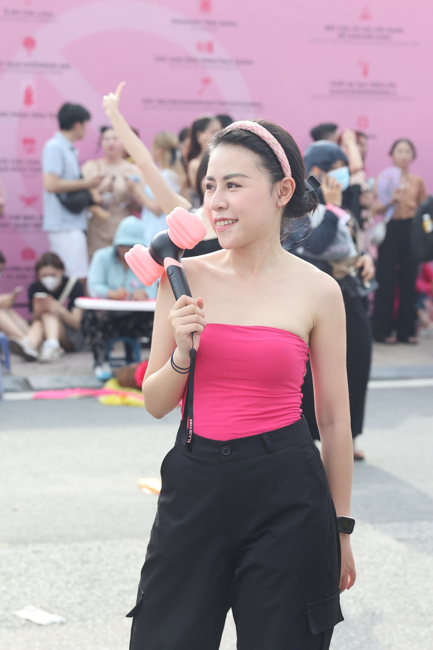 Khán giả tranh thủ tạo dáng với lightstick búa hồng đặc trưng của fan BlackPink. Theo ghi nhận của Tiền Phong, phụ kiện vào xem show đang giảm mạnh. Giá quạt cầm tay giảm từ 150.000 đồng xuống còn 40.000 đồng, lightstick chỉ còn khoảng 600.000 đồng, tặng kèm túi vải.